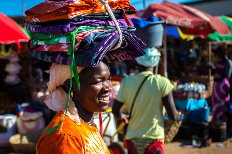 gambia-kvinde-marked-hoved-ferie-rejser
