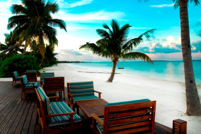 bungalov-strand-maldiverne-azurblaa-hav
