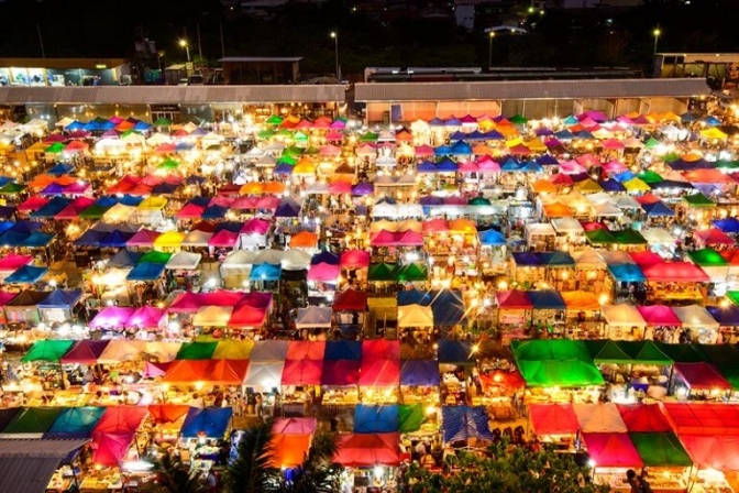 I Bangkok er de lokale markeder værd at besøge. 