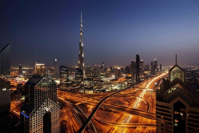 Burj Khalifa i Dubai er et smukt syn om dagen, men næsten endnu mere om natten.