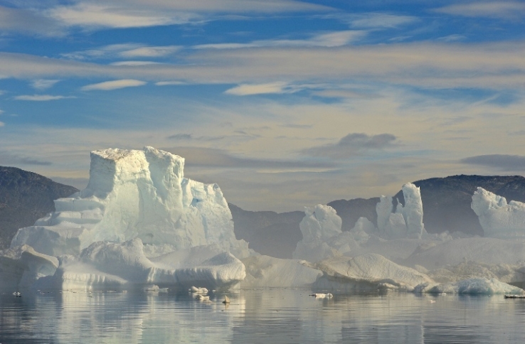 Isbjerge i massevis pryder den grønlandske natur.