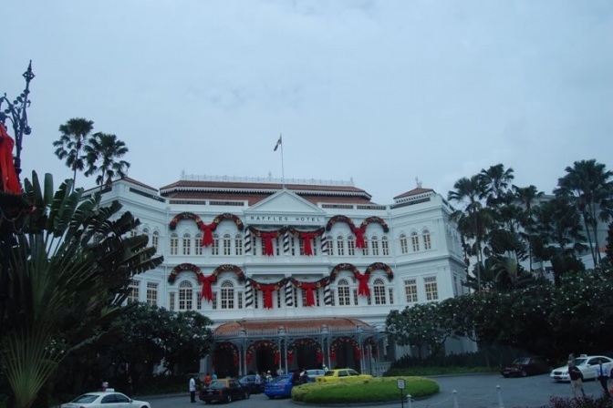 Det smukke Raffles Hotel i Singapore er opført i kolonistil.