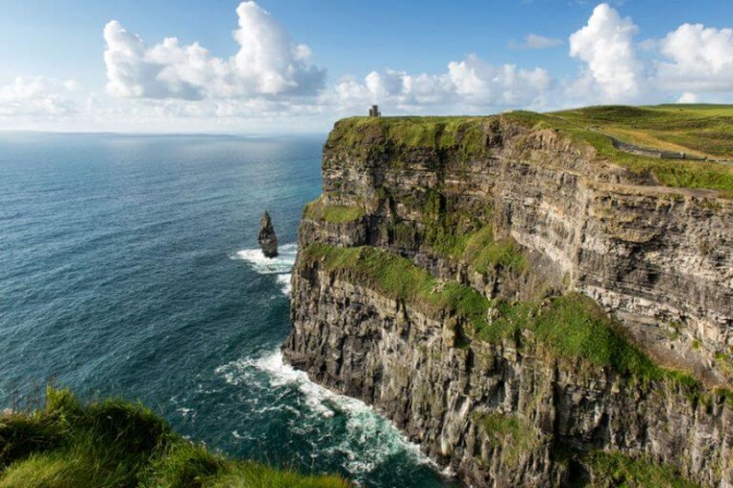 Irland ligger i det frådende Atlanterhav, der sender en dis ind over den grønne ø.
