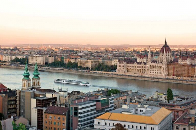 Flodbåden MS River Navigator se her i Budapest