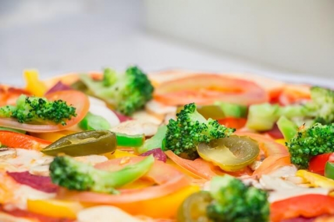 Masser af grøntsager og for eksempel tynde kartoffelskiver på pizzaen begrænser brugen af kød.