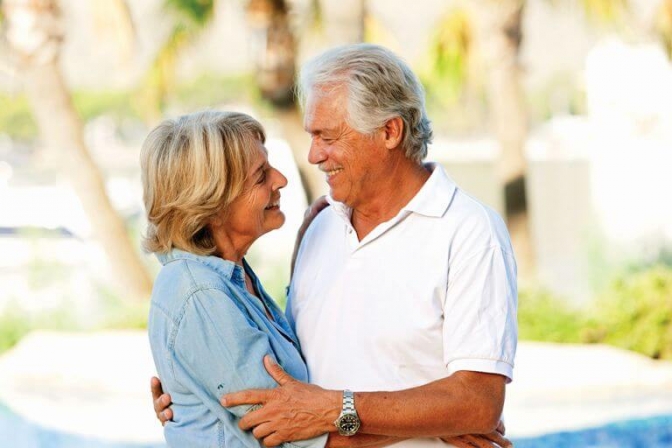 Ældre Sagen og Spies samarbejder om at give ældre en bedre ferieoplevelse.