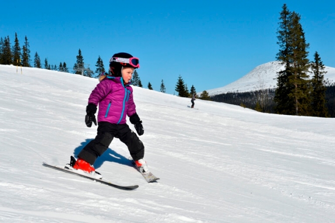 Idre Fjäll i Sverige er et af de gode steder for børnefamilier, der vil stå på ski i ferien.