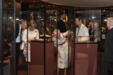 Dronning Margrethe er meget interessert i udstillingen på Koldinghus og kom derfor uventet forbi.
