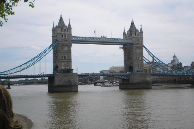 Tower Bridge er en af Londons ikoniske bygningsværker.