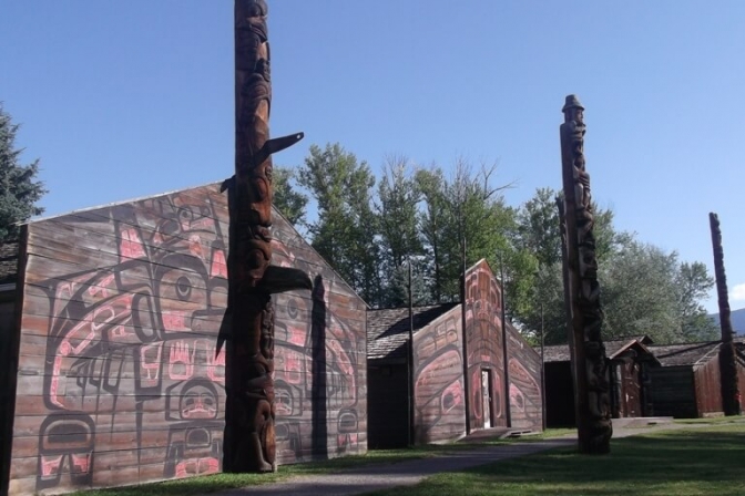 Canadas indianere husker historien ved at udsmykke totempælenne.
