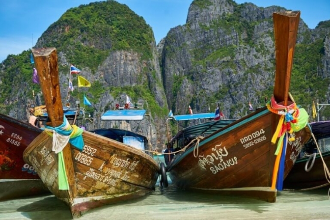 Thailand har det hele, og ikke langt fra turistomåderner kan man finde små fiskersamfund.