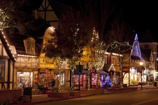 Den danske by i Californinen, Solvang, er flot pyntet op til højtiden. Julen slutter først den 6. januar.