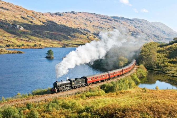 The Jacobiter Steam Train i Skotland er en smuk oplevelse. Ruten er kendt fra Harry Potter-filmene.
