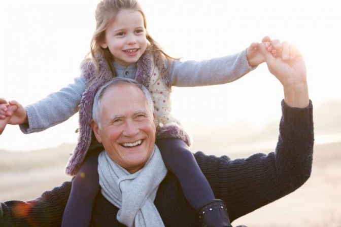 Børn og bedsteforældre har stor gavn af hinandens selksab.