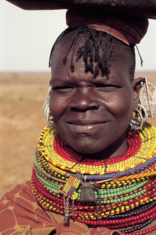 turkana kvinde i traditionel dragt