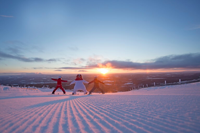 Børn der står op ski i Vemdalen