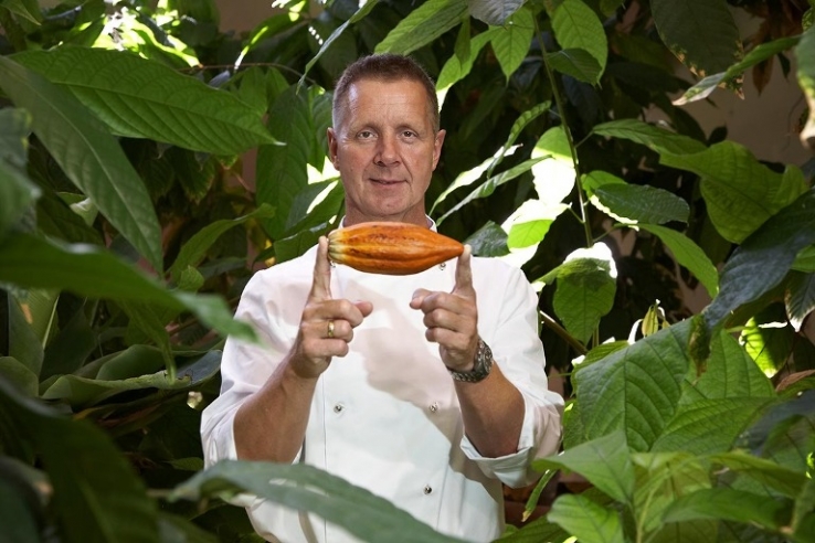 Peter Beier med en kakaobælg fra plantagen i Den Dominikanske Republik.