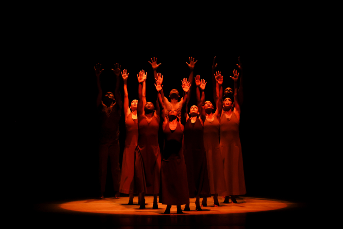 Alvin Ailey danser på plænen i Tivoli