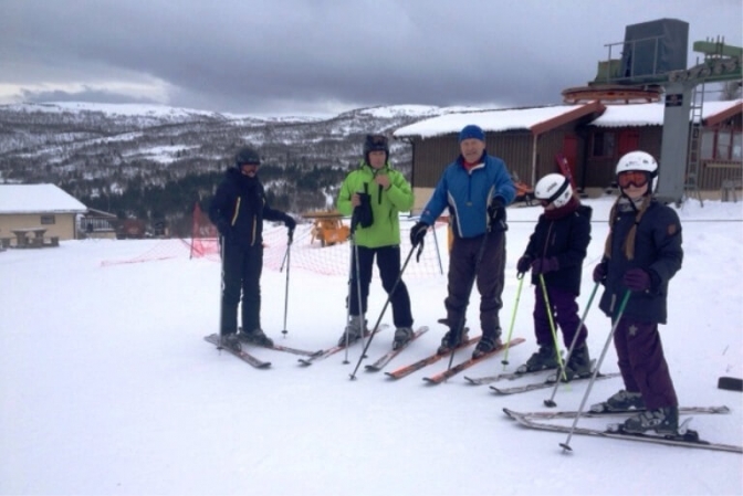 Nybegyndere kan med fordel vælge at gå i skiskole. Man bliver meget hurtigere du med skiene, og så er det godt for sikkerheden.