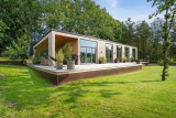 Sommerhusets fortryllelse: Moderne design i harmoni med naturen