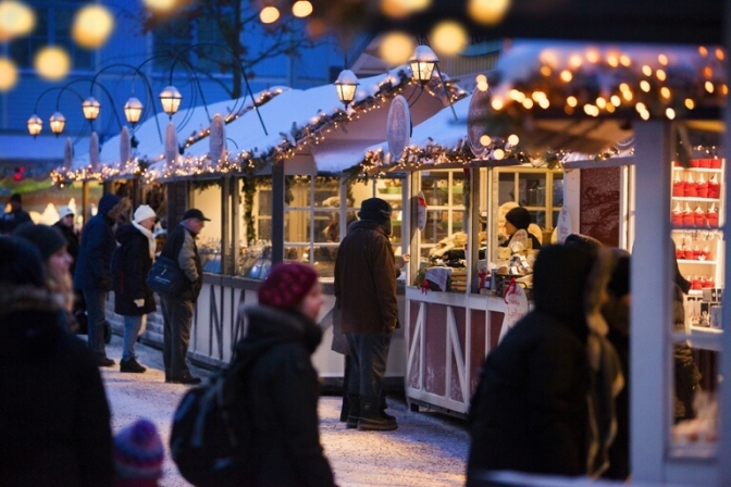 Julemarkedet i forlystelsesparken Liseberg ved Gøteborg er et fantastisk syn af lys, der glitrer i mørket.