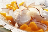 Kokoskvark med mango er en lækker og frisk dessert.