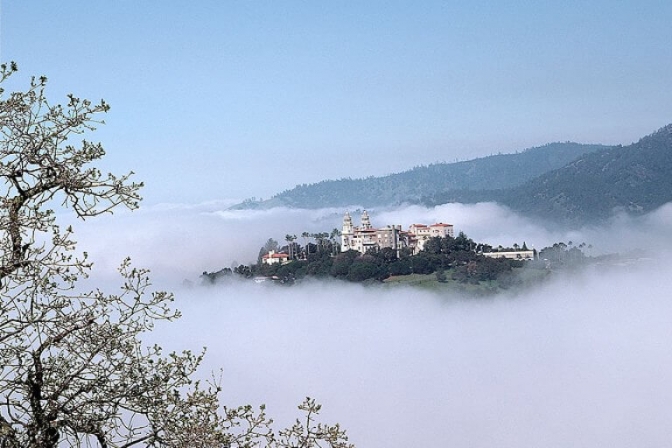 Hearst Castle i Californien ligger i skønne bjerge og er næsten eventyrligt.