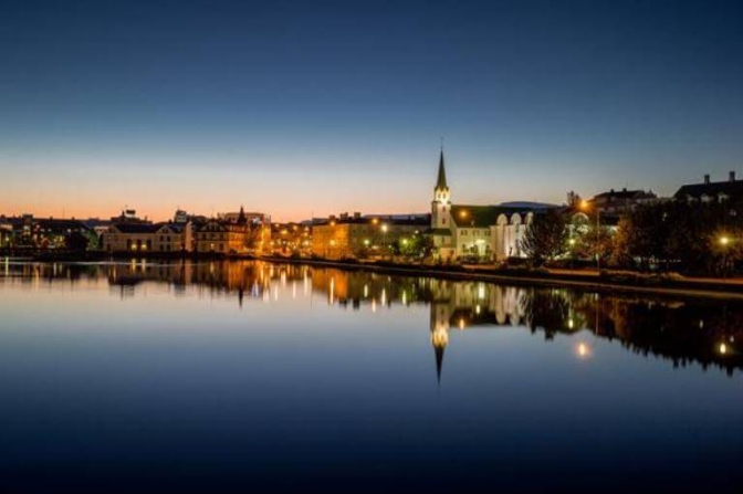 Reykjavik er på en gang en meget moderne by og en historisk by fuld af oplevelser og kultur.