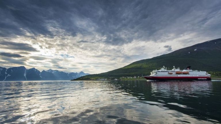 Hurtigruten sejler nu ind i den skønne Lyngenfjord.